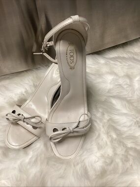 Tod's White Leather Bow Ankle-Strap Sandals